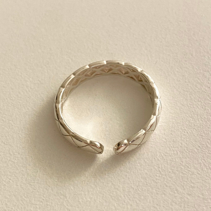 Minimalist Heart-Shaped 925 Sterling Silver Ring with Geometric Beveled Square Grain Texture