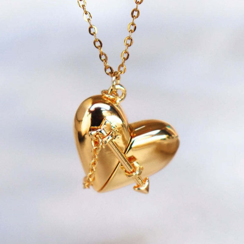 Collana con Ciondolo di Lusso a Cuore in Acciaio al Titanio con Intarsio in Conchiglia Naturale e Finitura Galvanizzata, Design a Catena a O per Uso Unisex