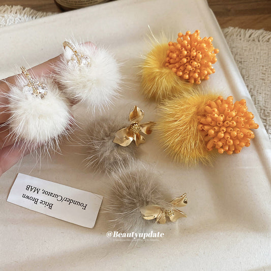 Eleganti orecchini a lobo con ciondolo floreale in acciaio placcato e pompon soffici, gioielli per le orecchie lussuosi e minimalisti, adatti per l'ufficio, per donna
