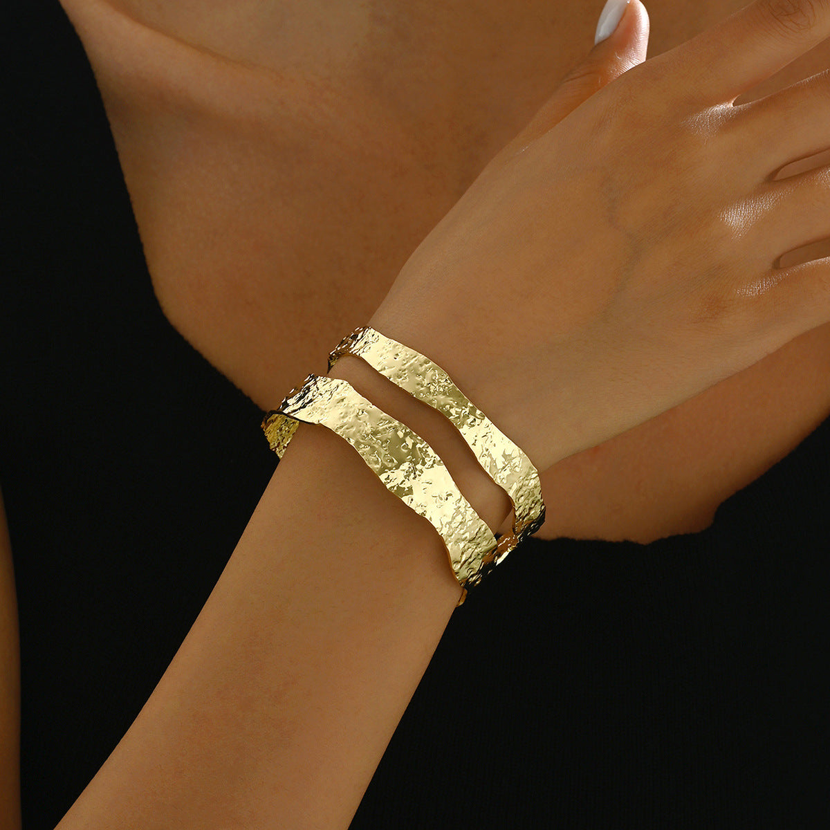 Pulsera de diseño plegable minimalista de lujo en aleación de zinc con acabado chapado para mujer