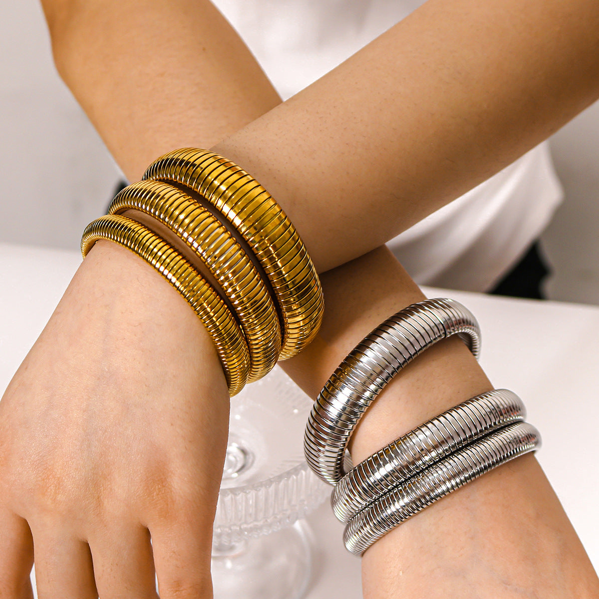Bracciale con Fascia Larga Elastica a Spina di Serpente in Stile Vintage da Donna, Realizzato in Acciaio Inossidabile con Placcatura in Oro 18K
