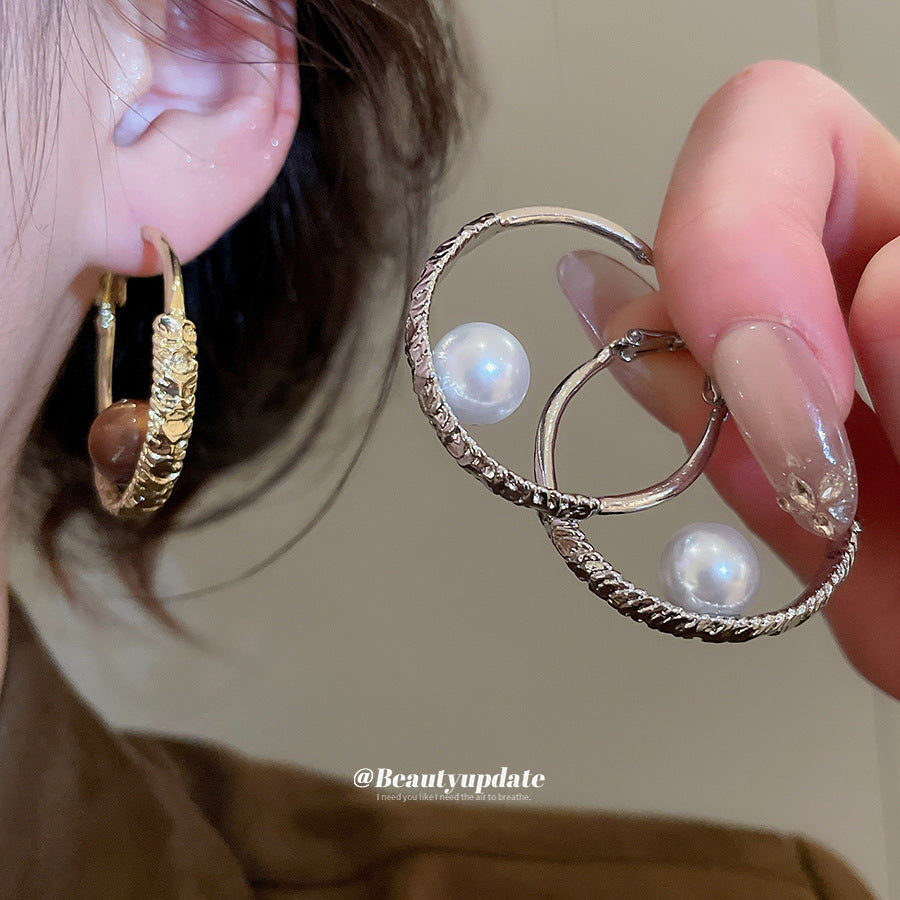 Aretes de aro minimalistas redondos con perlas para mujer con postes de acero de titanio y acabado galvanizado