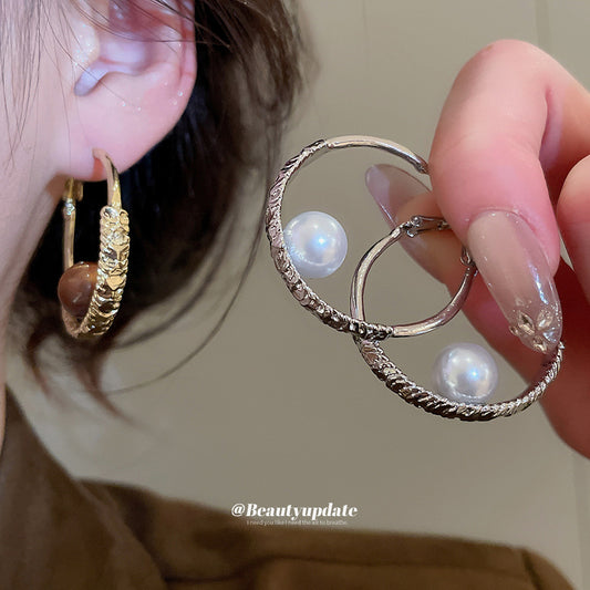 Aretes de aro minimalistas redondos con perlas para mujer con postes de acero de titanio y acabado galvanizado