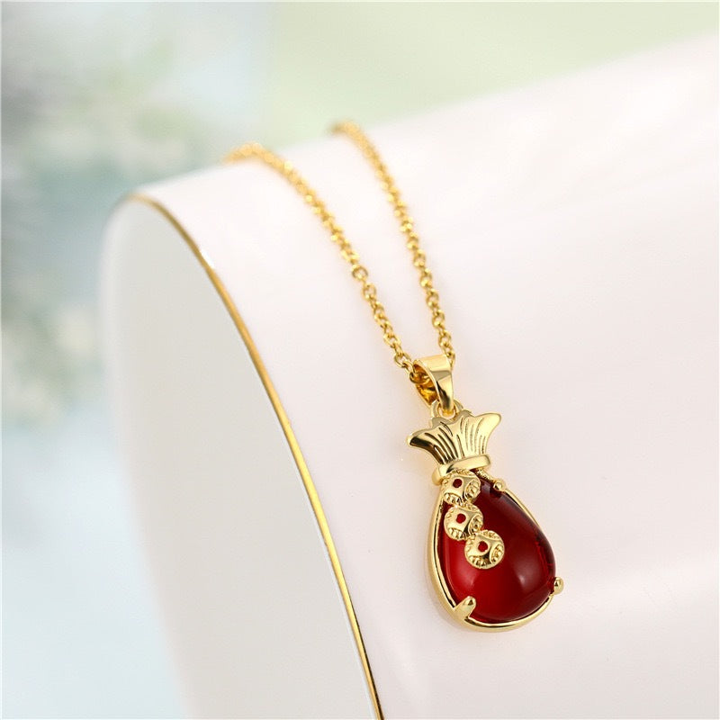 Collana con ciondolo a sacchetto portafortuna in stile cinese da donna in acciaio al titanio con finitura placcata su catena a O, design geometrico, catena alla clavicola, lusso minimalista