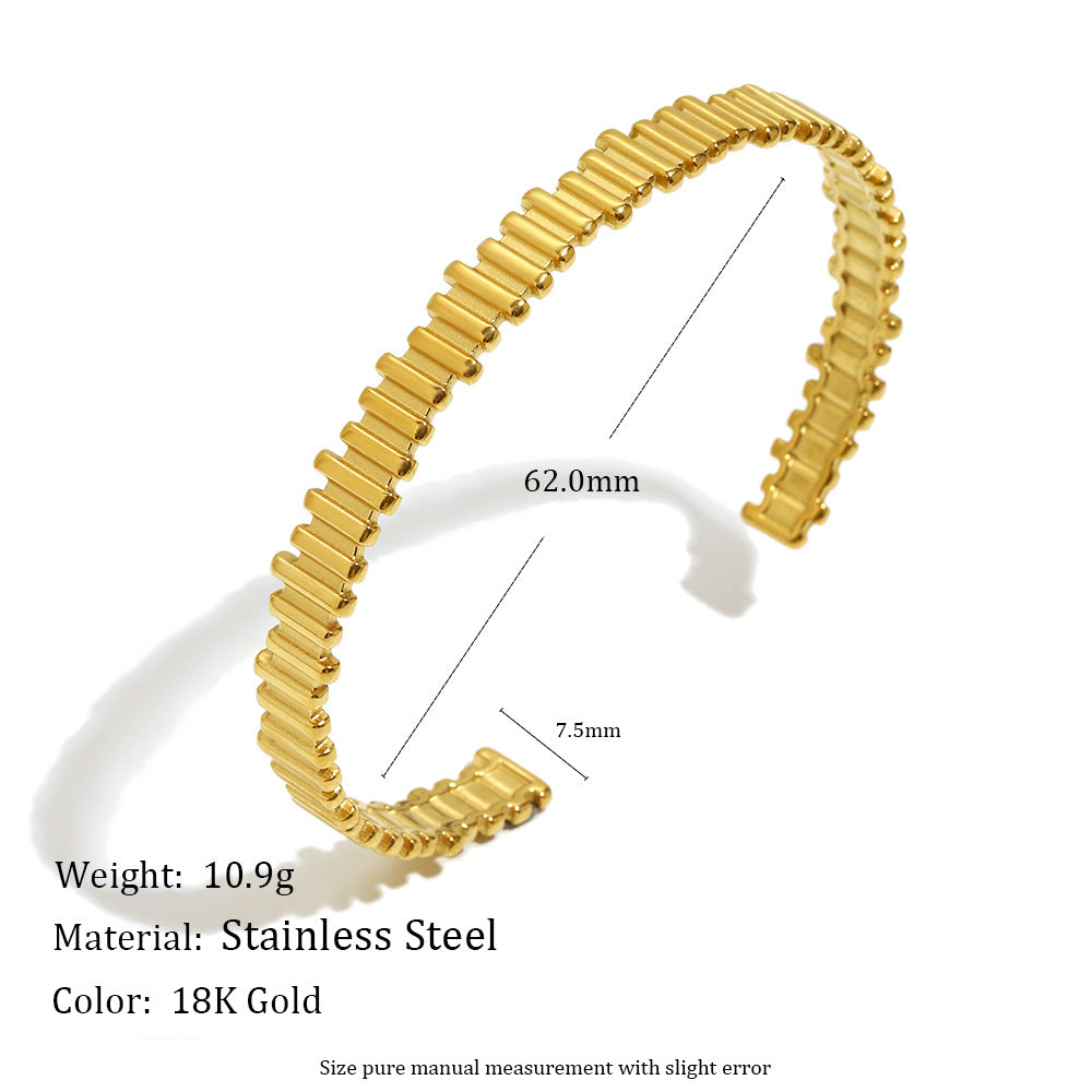 Pulsera de acero inoxidable con corazón hueco de estilo francés minimalista, chapado en oro de 18 quilates y líneas de acento de circonita