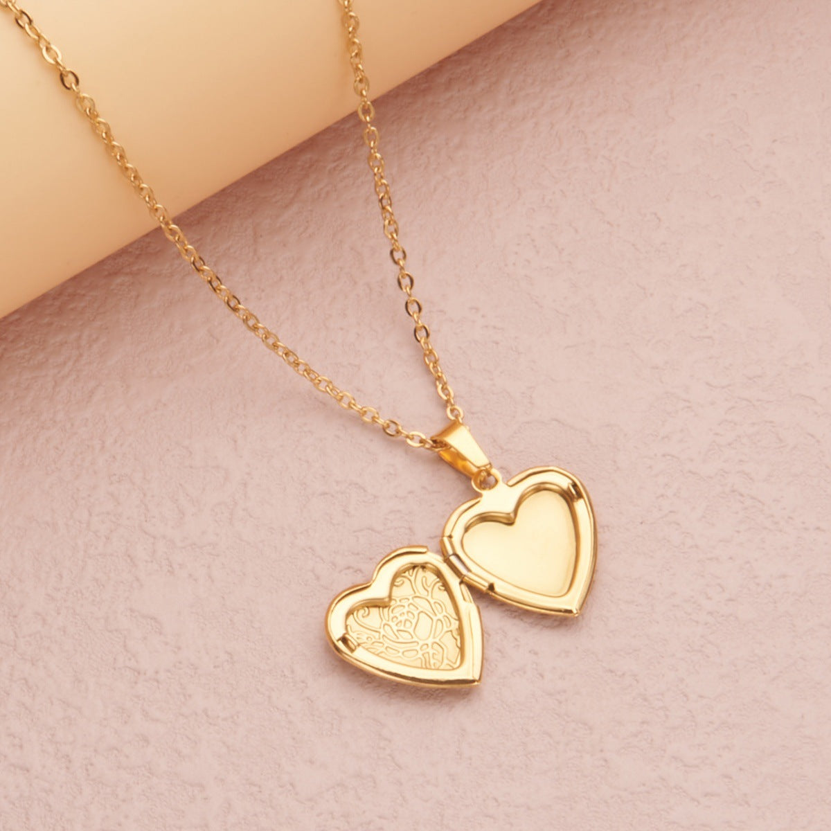 Collana con Pendente a Cuore Naturale e Fresco in Acciaio Inossidabile, con Design a Cornice Aperta a Rosa e Finitura Placcata in Oro o Argento