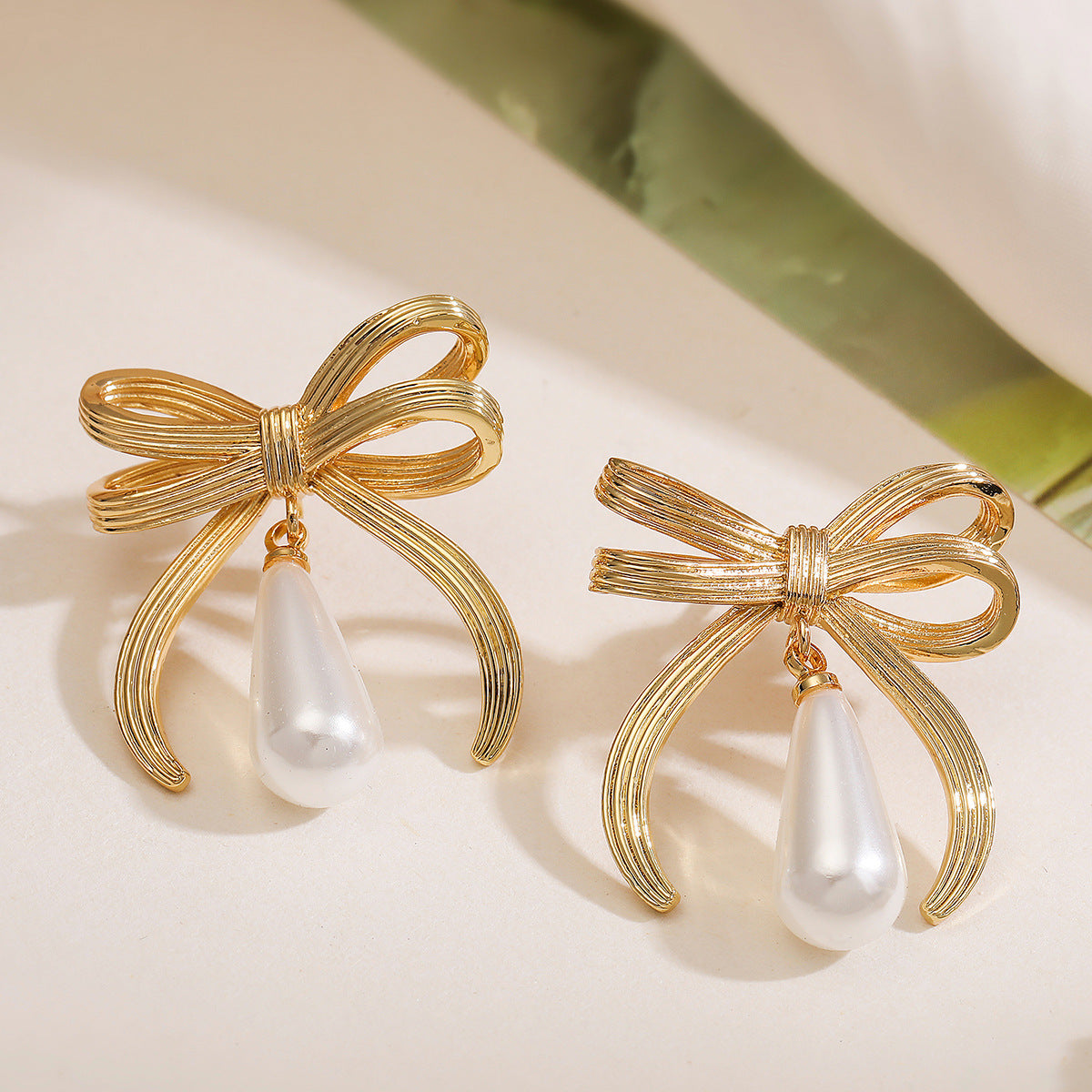 Pendientes de gota de perlas con lazo de moda para mujer en cobre con chapado en oro de 18 quilates, diseño geométrico e irregular