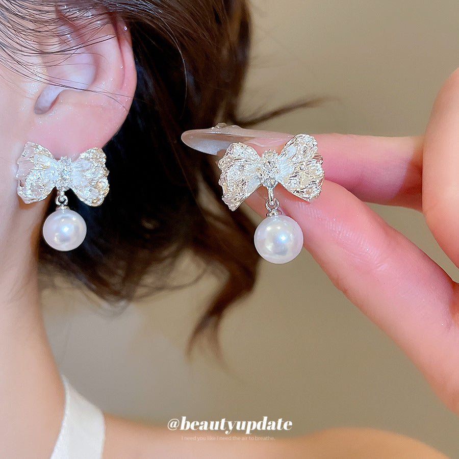 Pendientes de aleación con forma de lazo Retro Chic con detalles de perlas y baño de oro para mujer