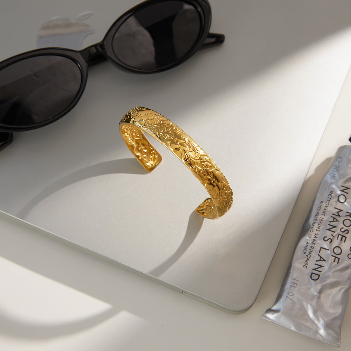 Brazalete Abierto Floral de Acero Inoxidable con Baño de Oro de 18K para Mujer