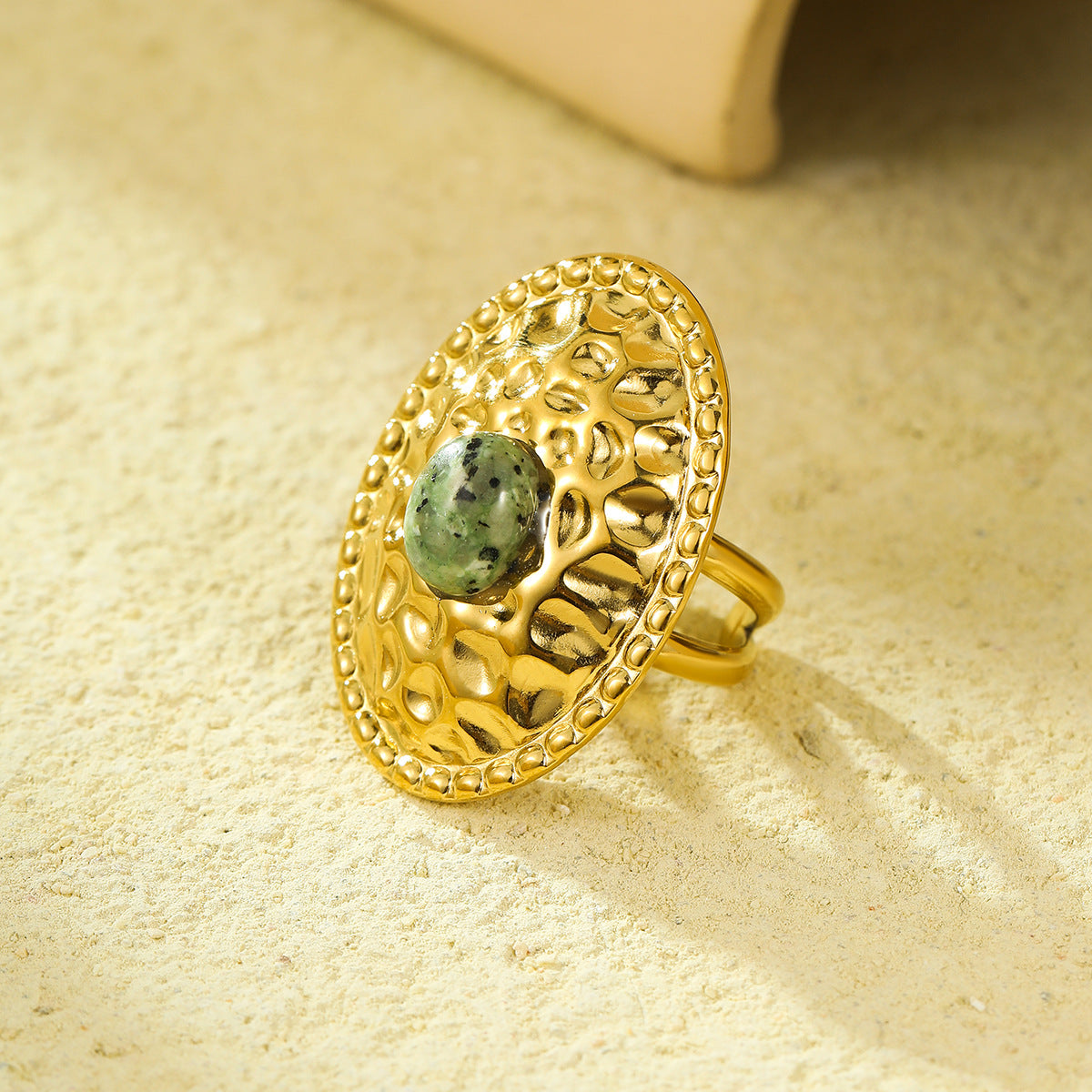 Elegante anillo de acero inoxidable ovalado arrugado estilo vintage francés con incrustaciones de piedra natural para mujer