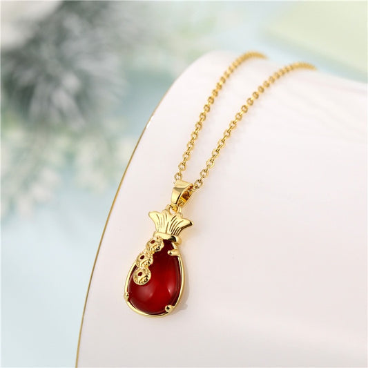 Collana con ciondolo a sacchetto portafortuna in stile cinese da donna in acciaio al titanio con finitura placcata su catena a O, design geometrico, catena alla clavicola, lusso minimalista