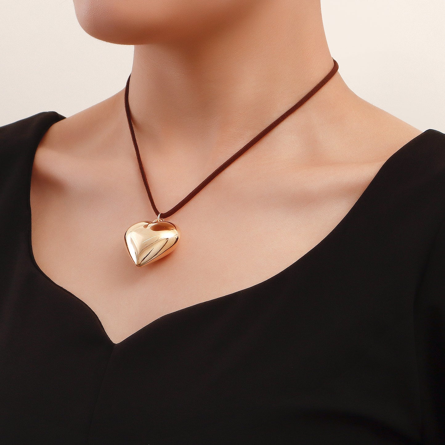 Punk Vintage Heart-Shaped Alloy Choker Necklace with Electroplated Finish for Women
