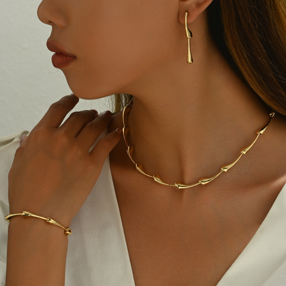 Juego de collar minimalista de cobre con forma de gota de agua con pendientes a juego y pulsera ajustable para mujer