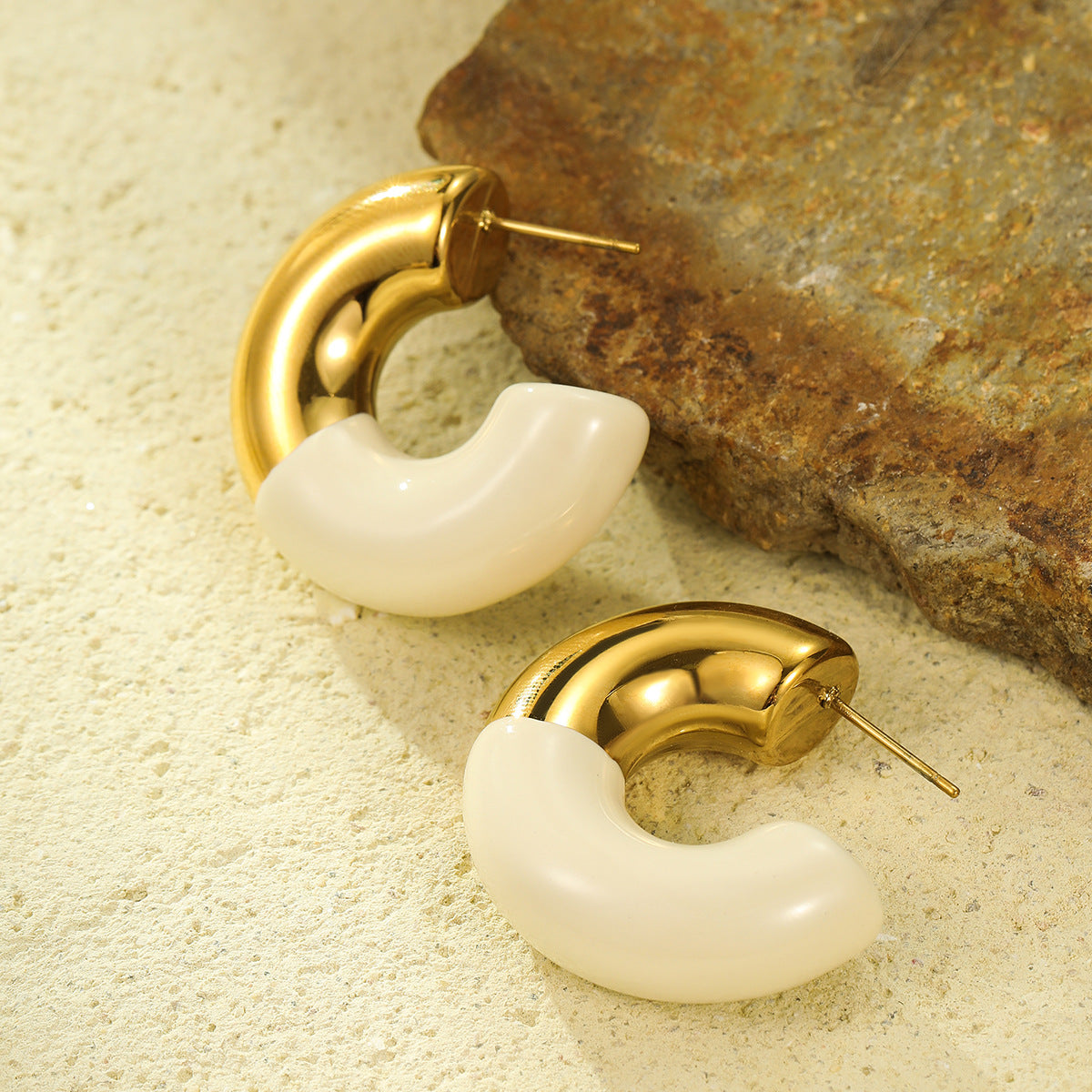 Pendientes de esmalte en forma de C de estilo vintage en acero inoxidable chapado en oro de 18 quilates para mujer
