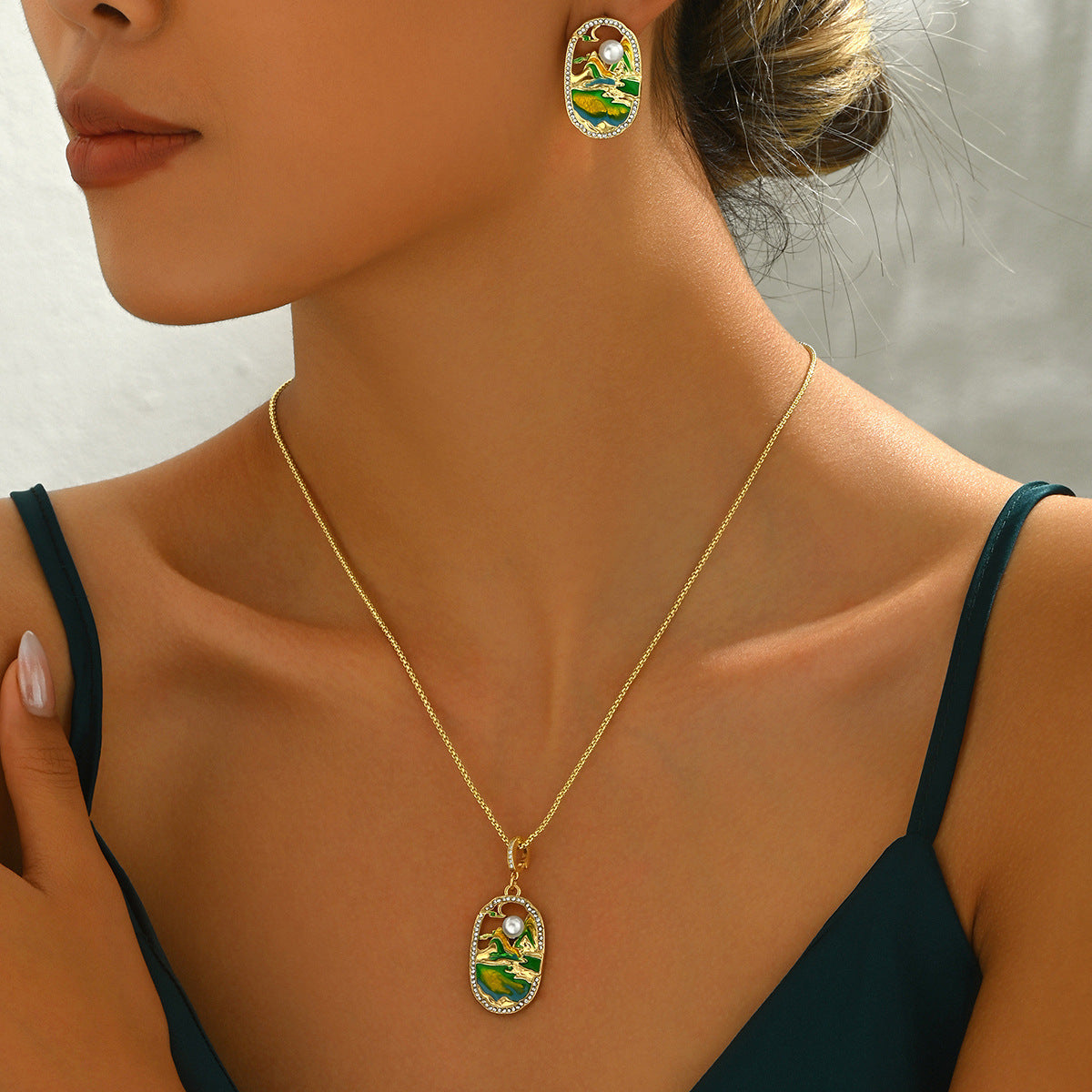 Completo Collana e Orecchini in Lega con Motivo Montagna e Fiume in Stile Ufficio Moda con Intarsi di Strass e Accenti di Perle