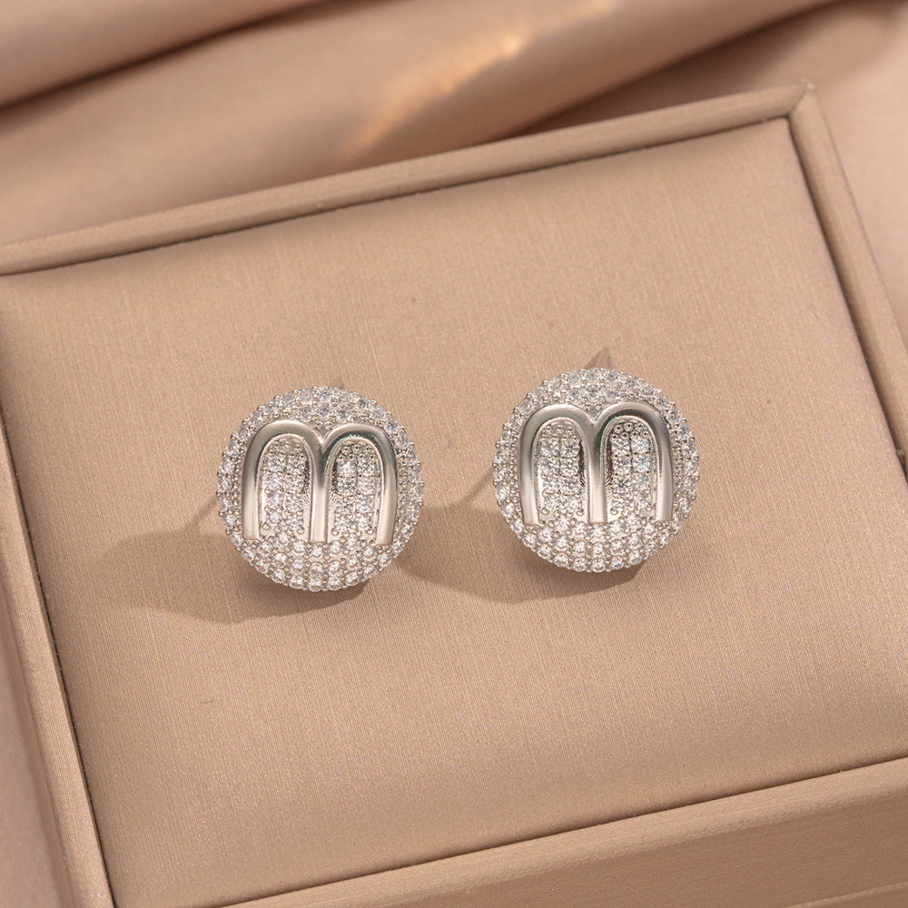 Pendientes de Tachuela Minimalistas de Lujo con Letra M en Latón Bañado en Oro de 18K y Circonitas para Mujer
