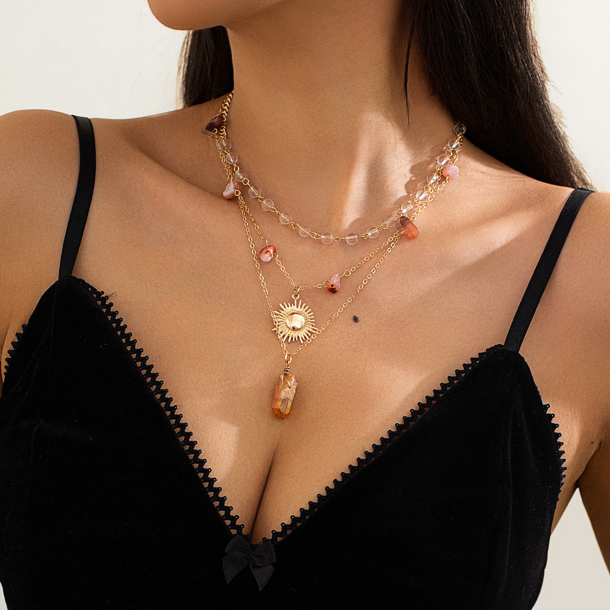 Collana con ciondolo a sole geometrico irregolare da donna con intarsi in turchese e cristallo su catena in rame e acciaio placcato con design a strati a nappa