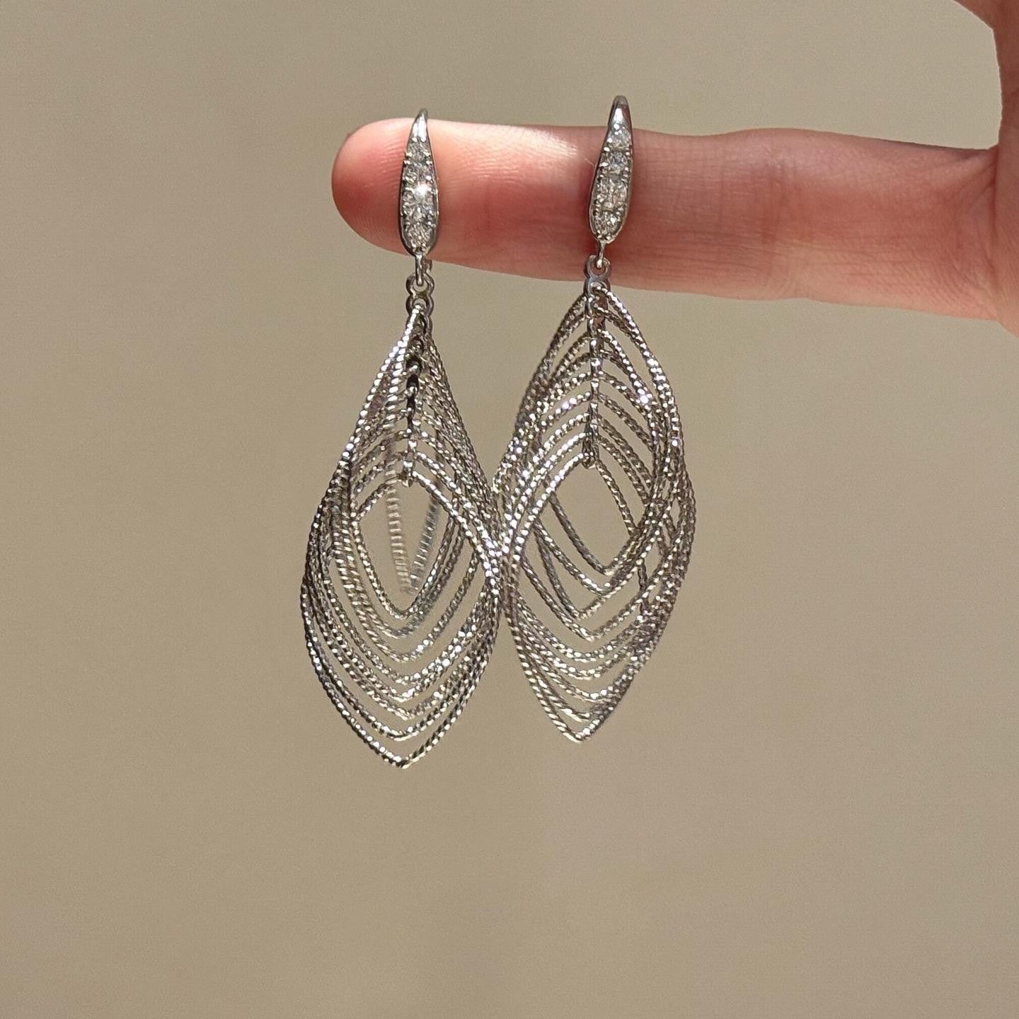 Orecchini a uncino da donna minimalistici geometrici ovali a traforo con zirconi, in ferro, dall'estetica lussuosa