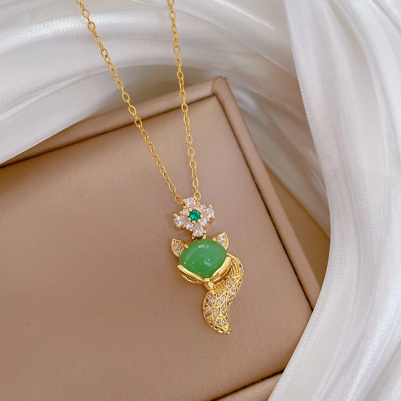 Collana Pendente Volpe Cartone Animato in Acciaio al Titanio con Intarsio di Zirconia Verde per Donna, Delicata Catena per Clavicole con Design Geometrico e Motivo Lunare Naturale