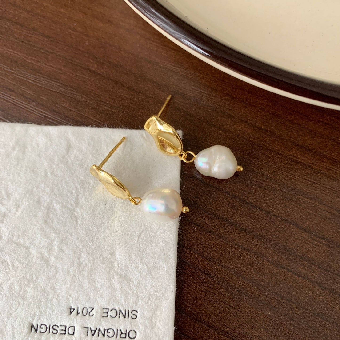 Orecchini con perle d'acqua dolce placcati in argento sterling 925 a forma floreale irregolare