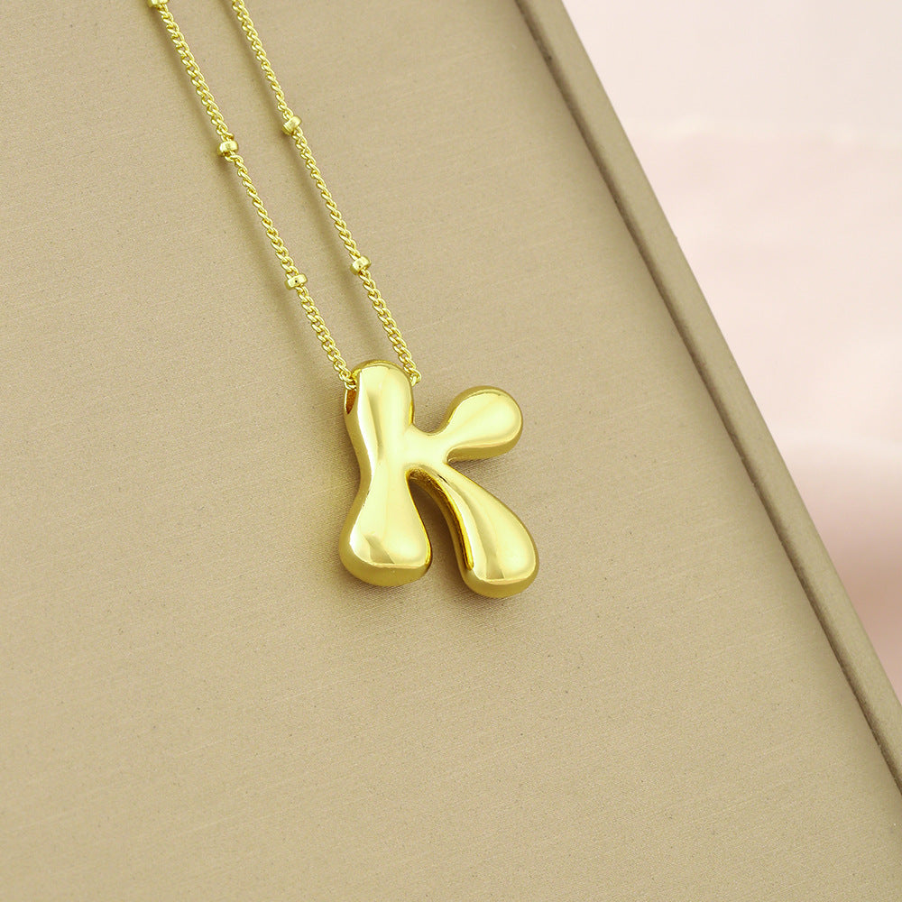 Collana girocollo minimalista da donna con ciondolo a lettera in rame placcato, catenina delicata