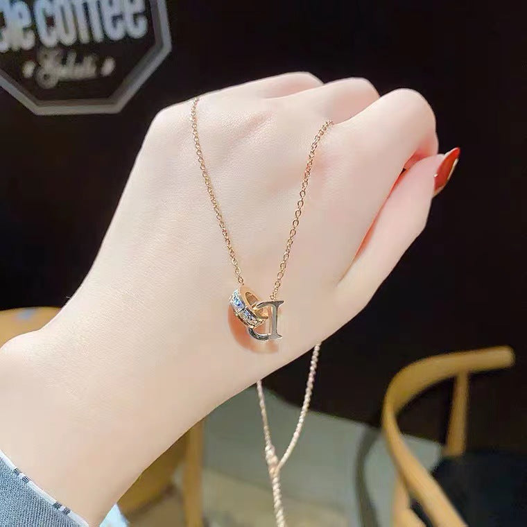 Collar con colgante de letra D de acero de titanio chapado en oro rosa, minimalista y a la moda para mujer, con cadena tipo O