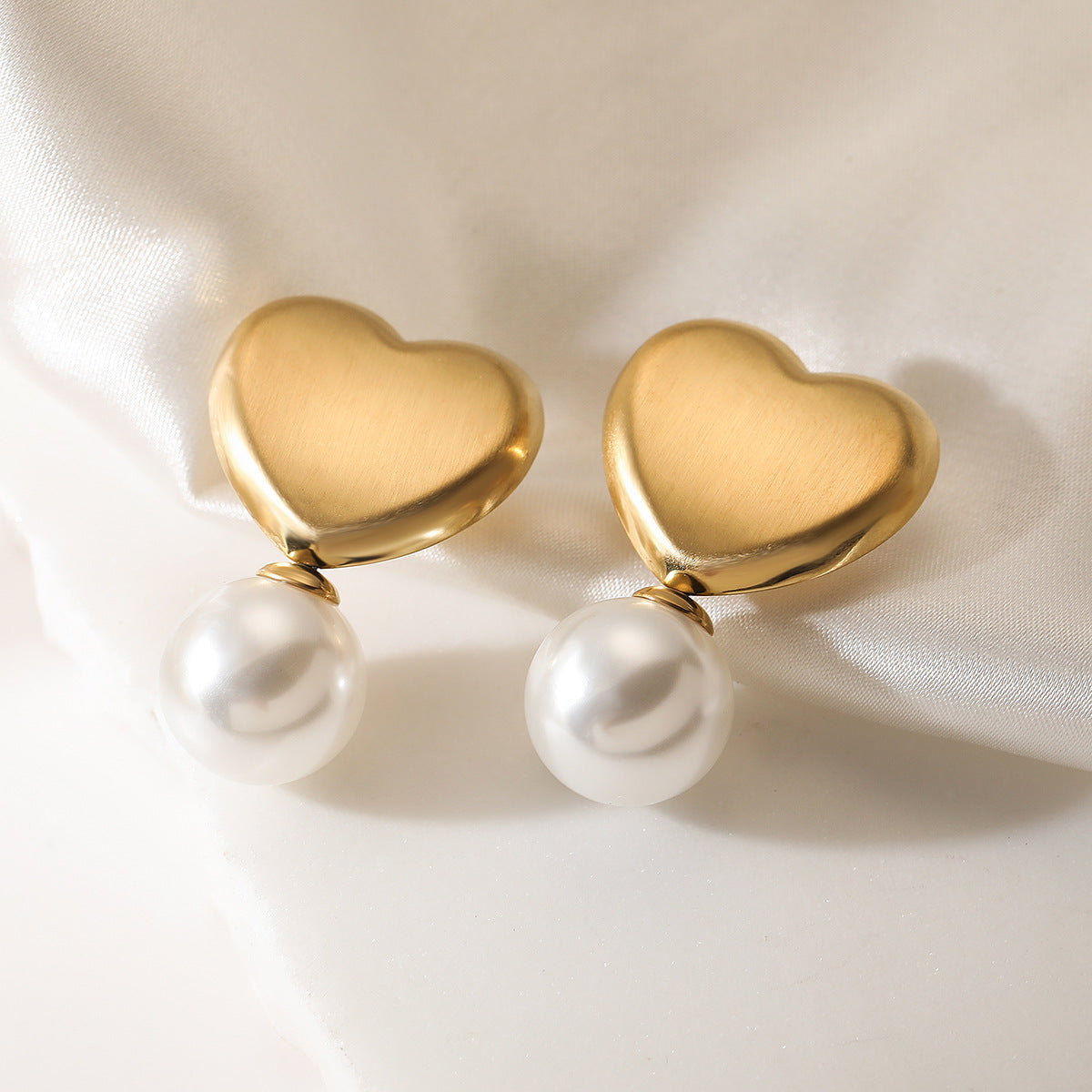 Orecchini a perno da donna minimalisti a forma di cuore in acciaio inossidabile placcato oro 18 carati con perle