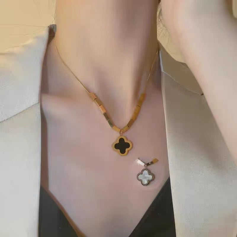 Collana girocollo con ciondolo a cuore geometrico minimalista per donna, in acciaio al titanio con catena a serpente
