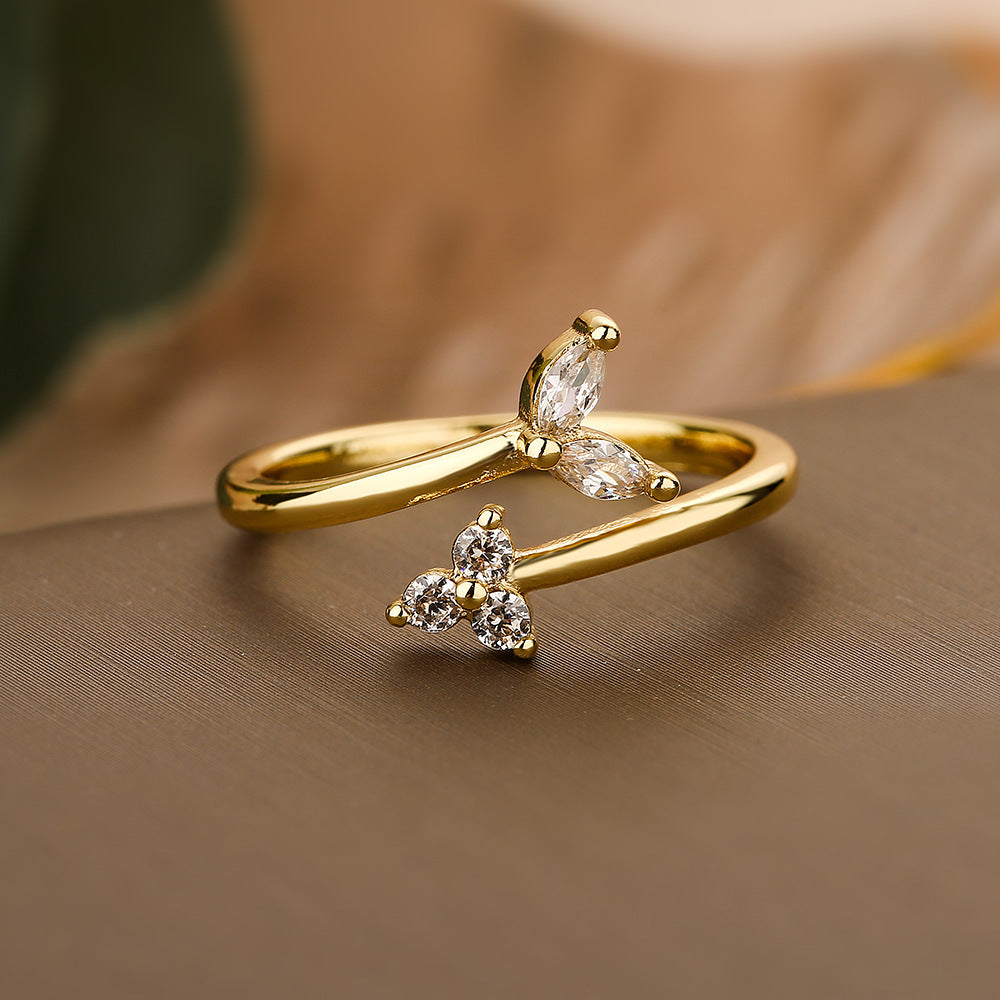 Anello Aperto Geometrico Minimalista da Donna con Finitura Smaltata e Motivo Floreale in Zirconia Micro-Pave