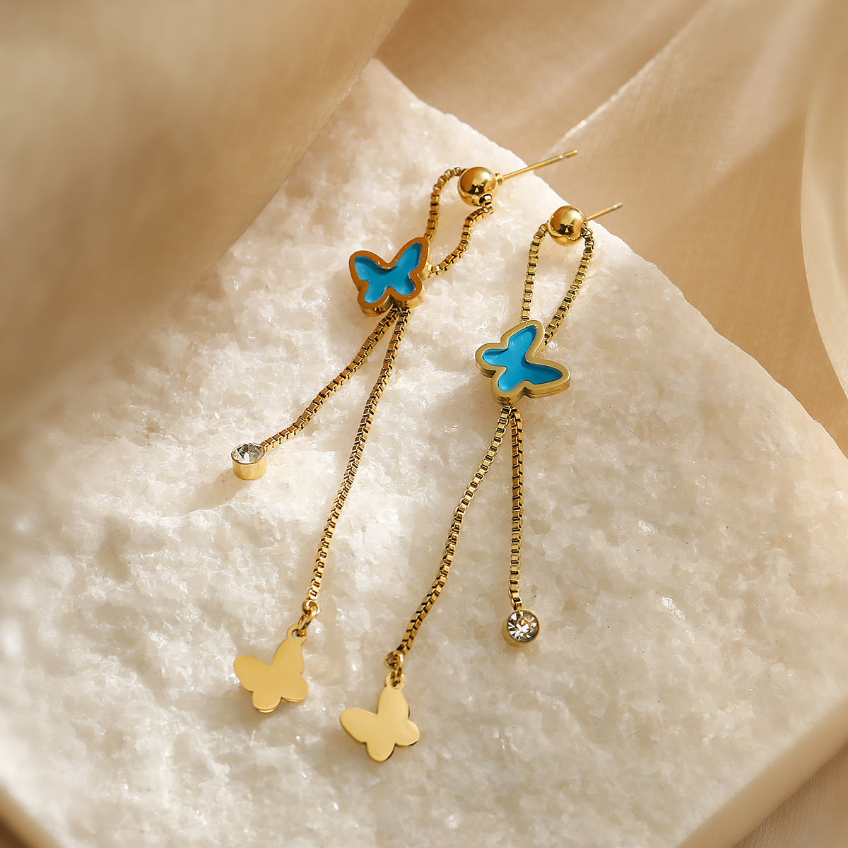 Orecchini Minimalisti in Acciaio al Titanio a Forma di Farfalla con Placcatura in Oro 18K e Dettagli Floreali Smaltati