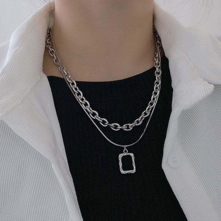 Collana Minimalista Geometrica in Acciaio Titanio con Finitura Lucida per Donna e Uomo, Design a Scatola Multistrato Impilabile