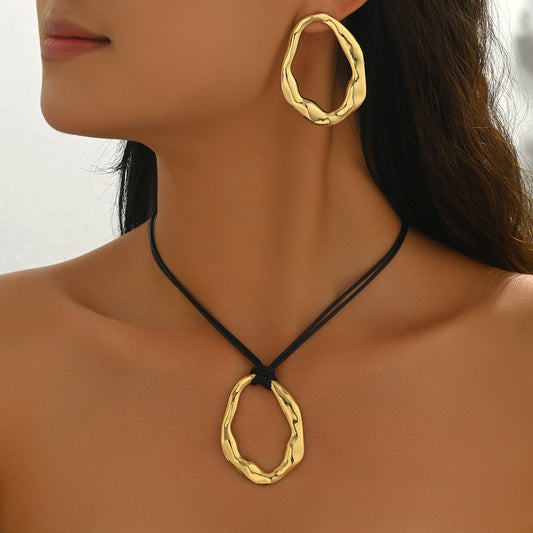 Conjunto de collar con colgante circular de doble capa plegado geométrico minimalista para mujer con pendientes a juego en aleación de zinc con acabado chapado