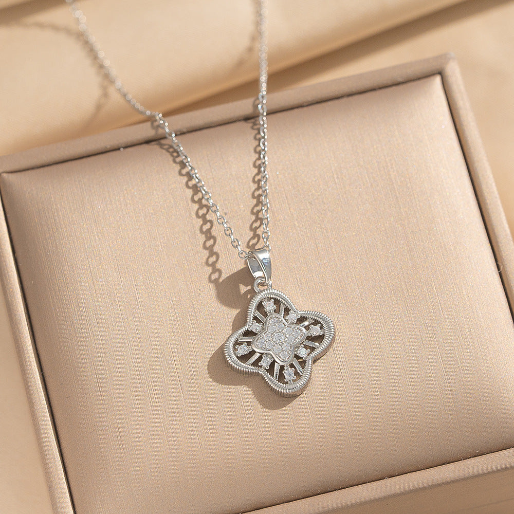 Collana con ciondolo a quadrifoglio geometrico vuoto di lusso in acciaio inossidabile con intarsio in zircone e placcatura in oro 18 carati da donna