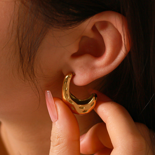 French Vintage Ruffled C-Shaped Hollow Stainless Steel Ear Studs Geometric Minimalist Earrings for Women