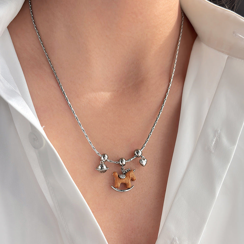 Collar con colgante de caballo minimalista de lujo para mujer en madera con chapado en oro de 18 quilates — Cadena para suéter de uso diario