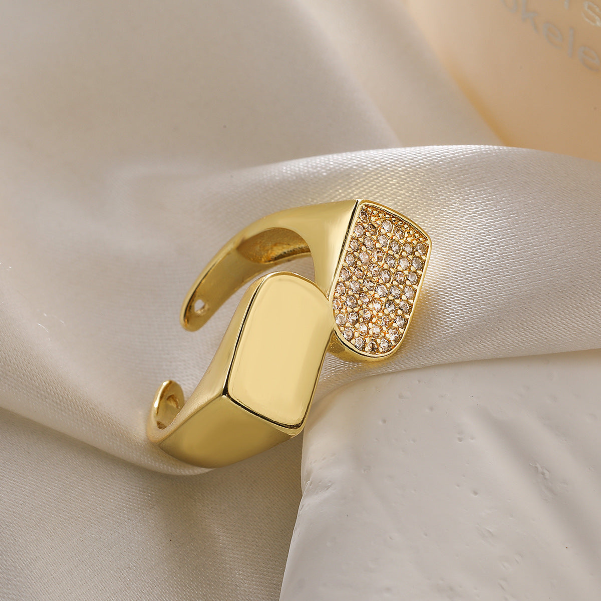Fashionable Irregular Geometric Copper Ring with 18K Gold Plating and Zircon Inlay for Women
