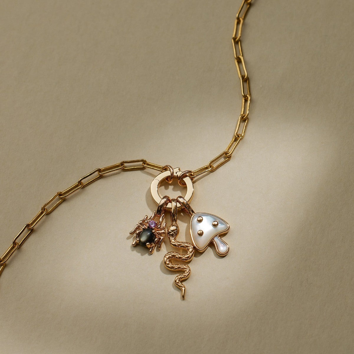 Ciondolo Minimalista placcato oro in ottone a forma di cuore con strass e barretta quadrata