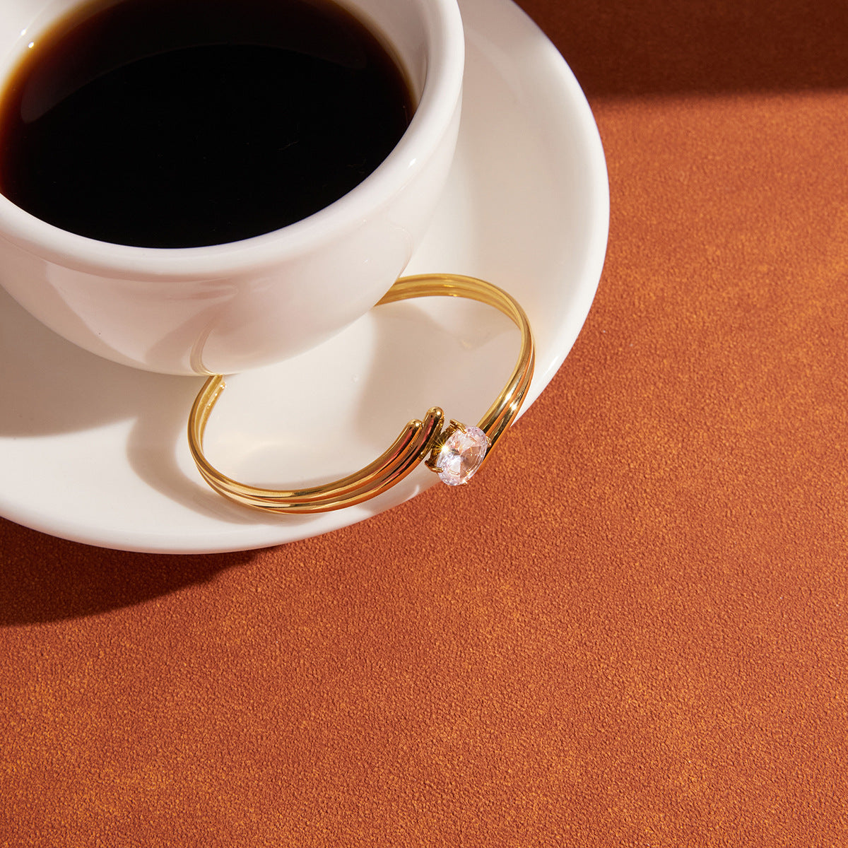 Pulsera de aro abierta minimalista geométrica de acero titanio con circonitas para mujer