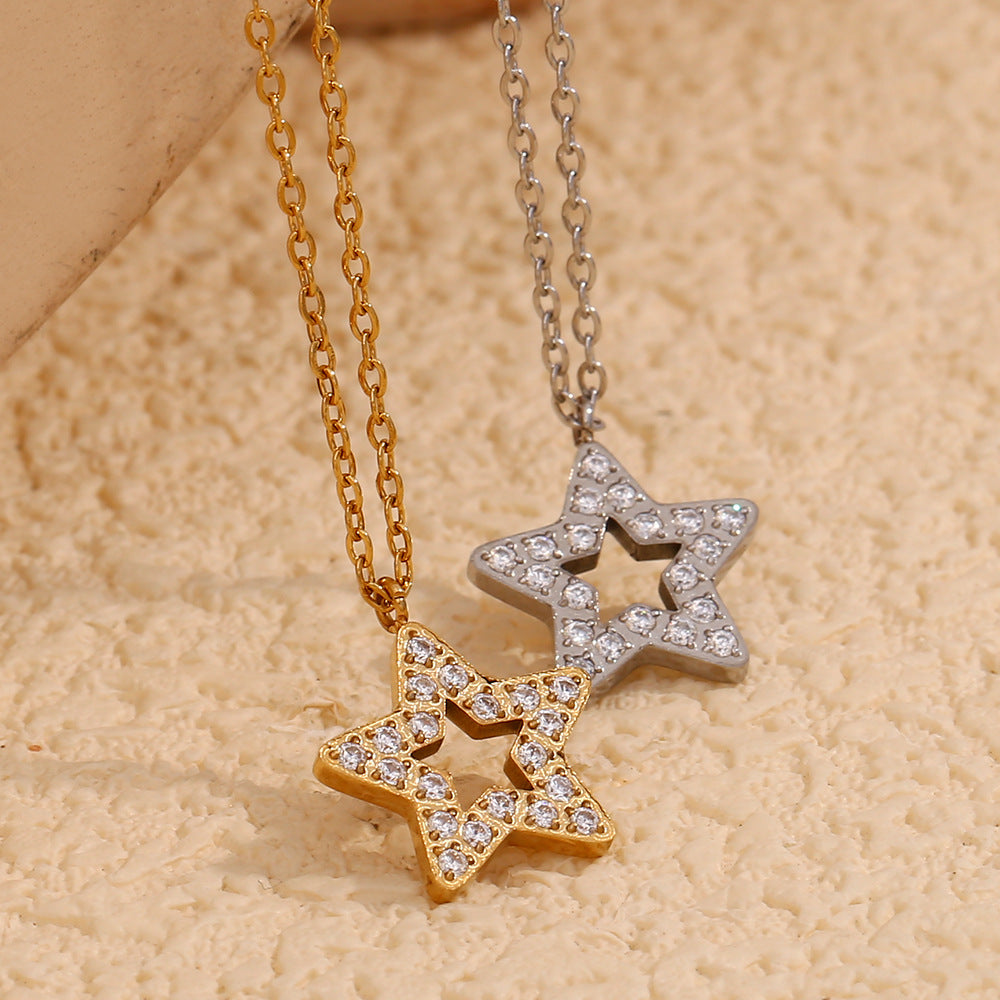 Collana con ciondolo a stella geometrica di tendenza in acciaio inossidabile con placcatura in oro 18K e intarsio di zirconi cubici da donna