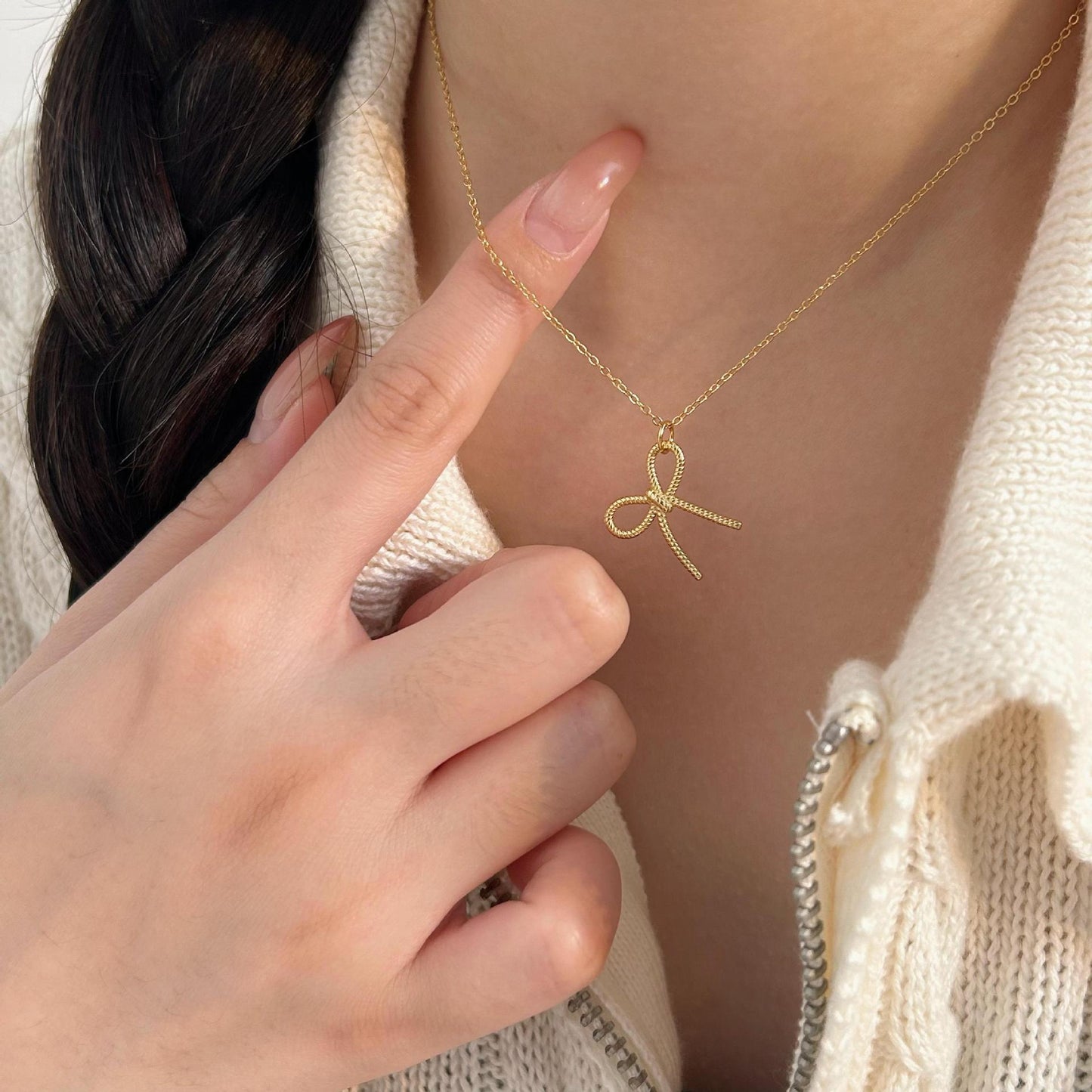 Collana con Pendente Nodo Fiocco Minimalista in Argento Sterling 925 con Finitura Placcata su Catena a Croce