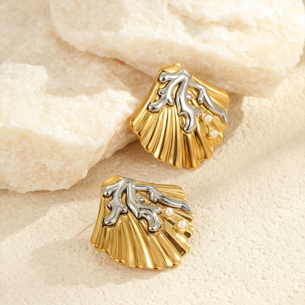 Pendientes, anillos y collar de acero inoxidable geométricos inspirados en el océano con chapado en oro de 18 quilates, textura de concha y detalles de estrellas