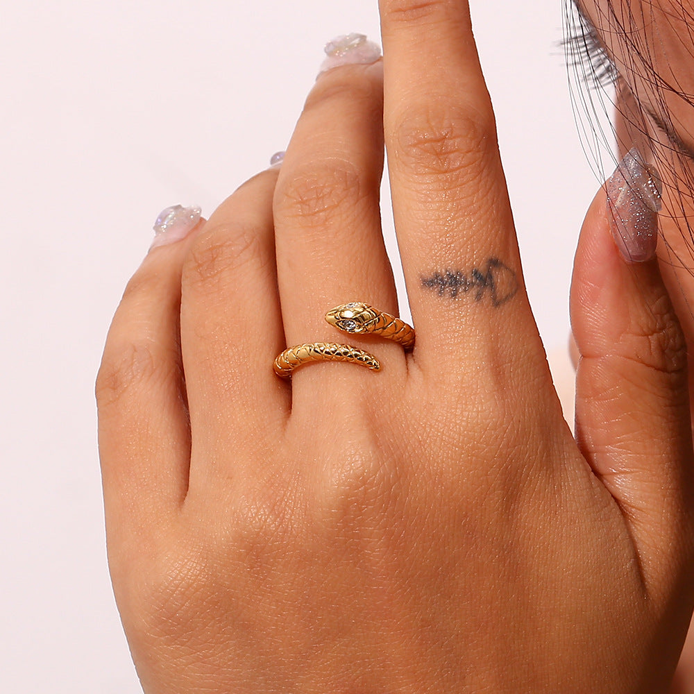 Anello da donna vintage a serpente in acciaio inossidabile placcato oro con strass bianchi