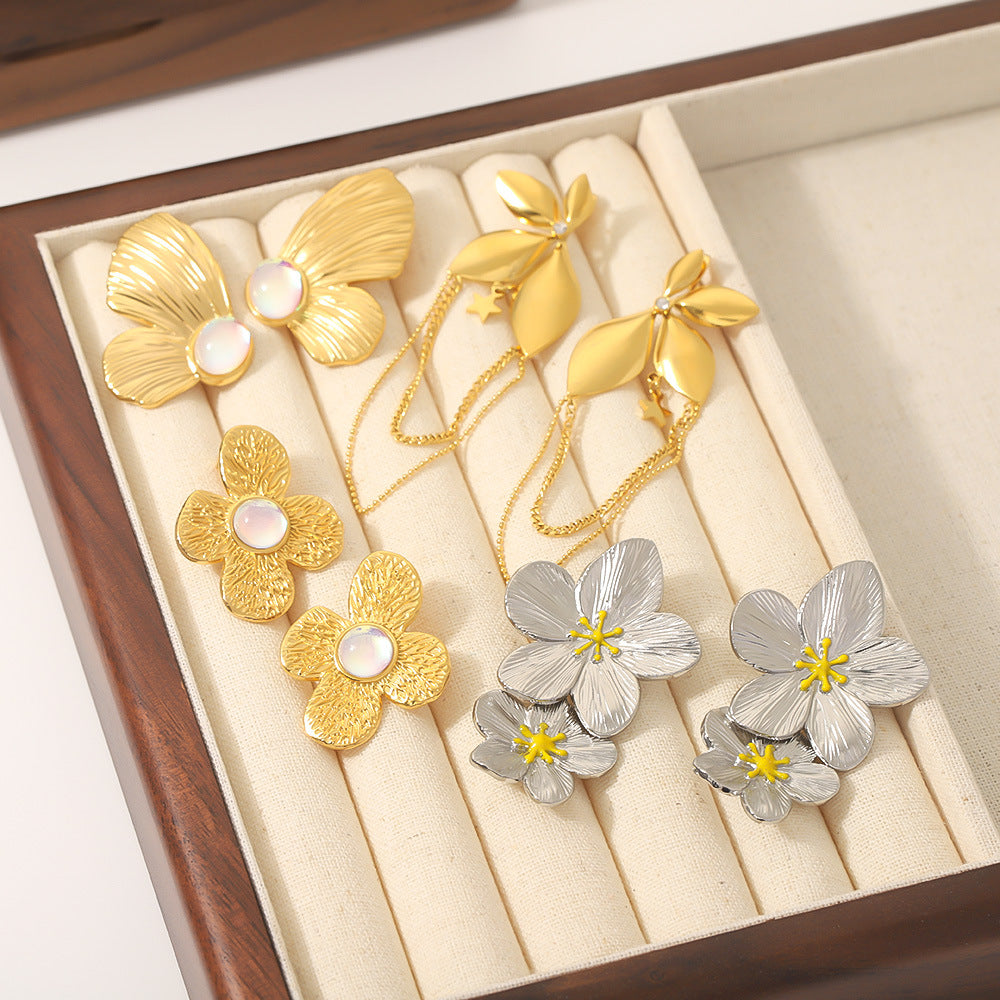 Orecchini da donna minimalisti in acciaio inossidabile a forma di farfalla floreale con finitura placcata sottovuoto in oro 18K