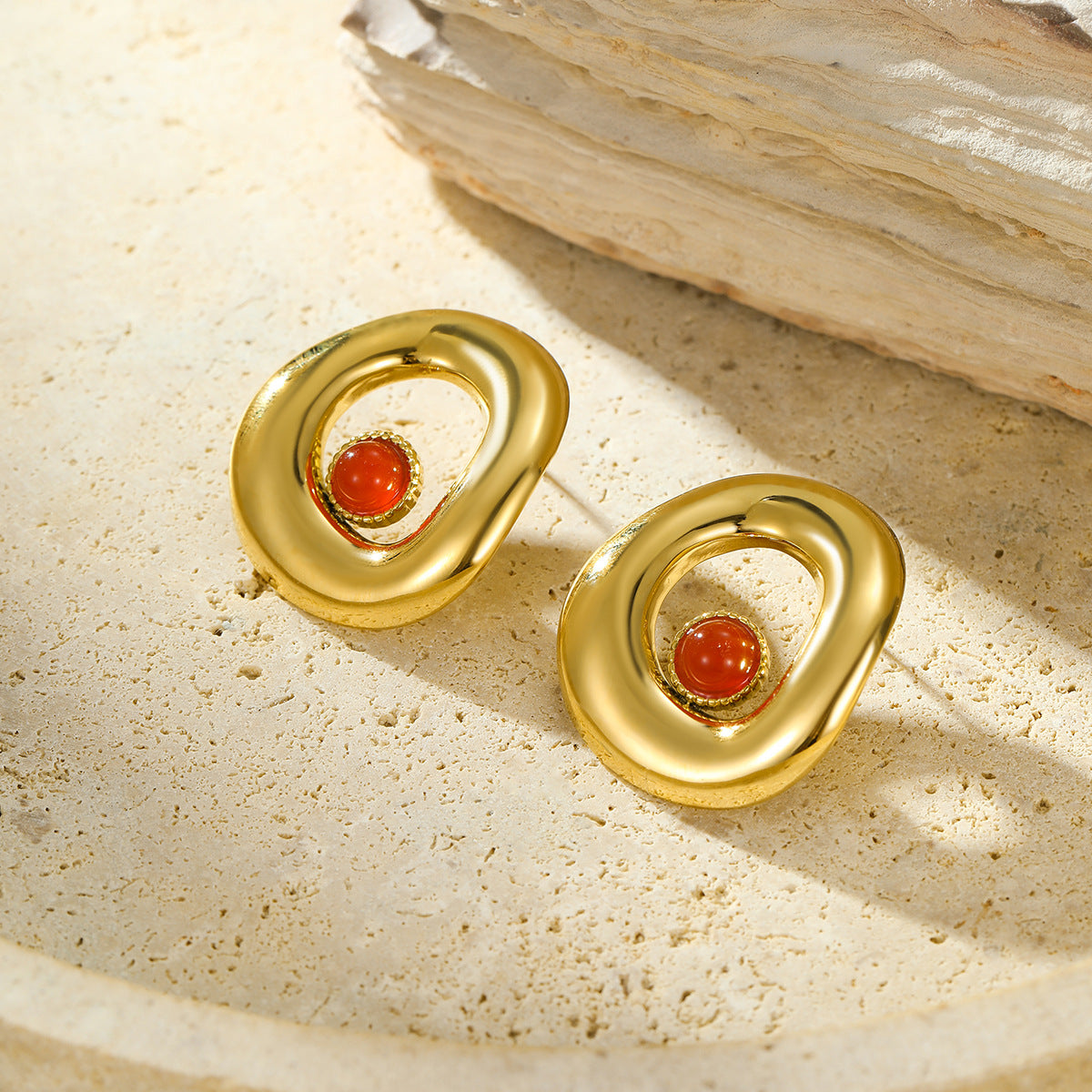Pendientes de mujer de estilo francés vintage con forma geométrica irregular redonda calada en acero de titanio con incrustaciones de piedra natural y acabado chapado