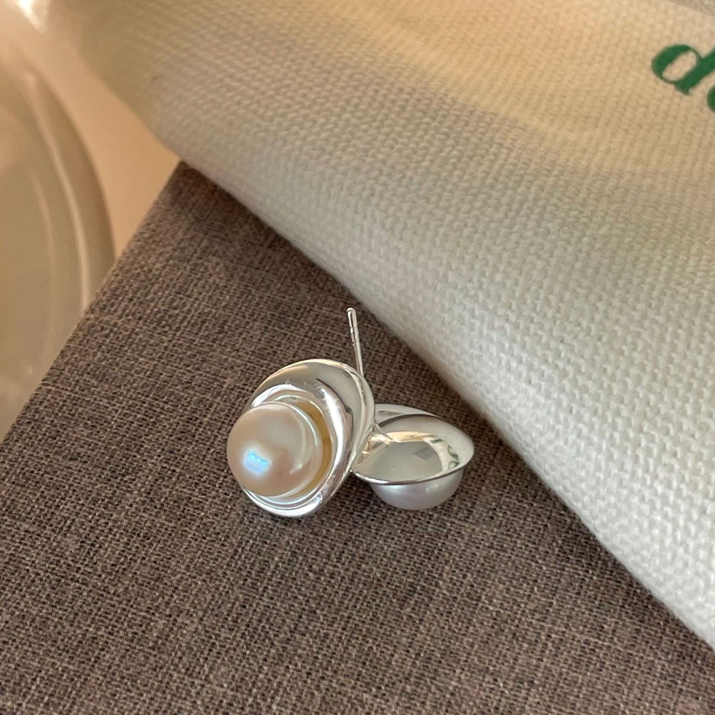 Aretes Minimalistas Dulces de Plata Esterlina 925 con Incrustaciones de Perlas de Agua Dulce en Forma de Lágrima para Mujer