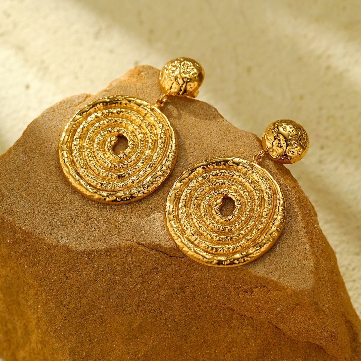 Pendientes de Acero de Titanio con Disco Espiral Hueco Estilo Vintage para Mujer con Acabado Chapado y Diseño Circular Minimalista