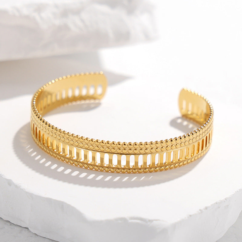 Pulsera de Acero Inoxidable Hueca de Moda Vintage para Mujer con Acabado Chapado y Diseño de Cadena