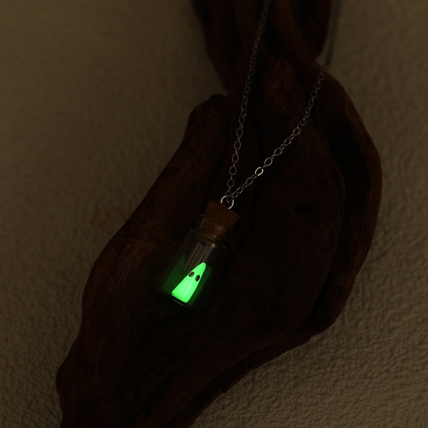 Collar con colgante de fantasma que brilla en la oscuridad para la noche de Halloween, dije de resina y acrílico en cadena de clavícula ajustable con diseño de personaje de dibujos animados