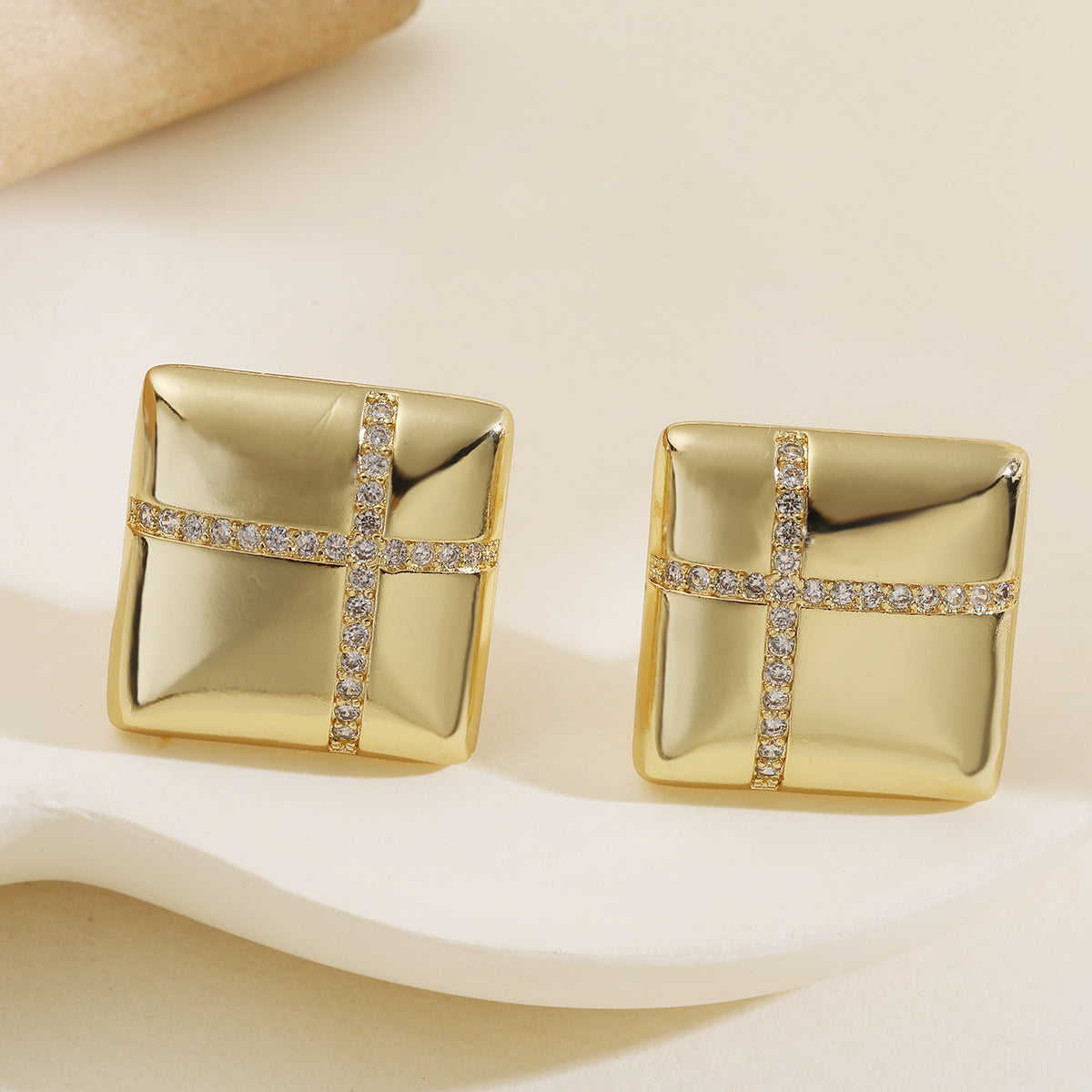 Pendientes de Cobre Geométricos Minimalistas en Forma de Corazón con Microengaste para Mujer