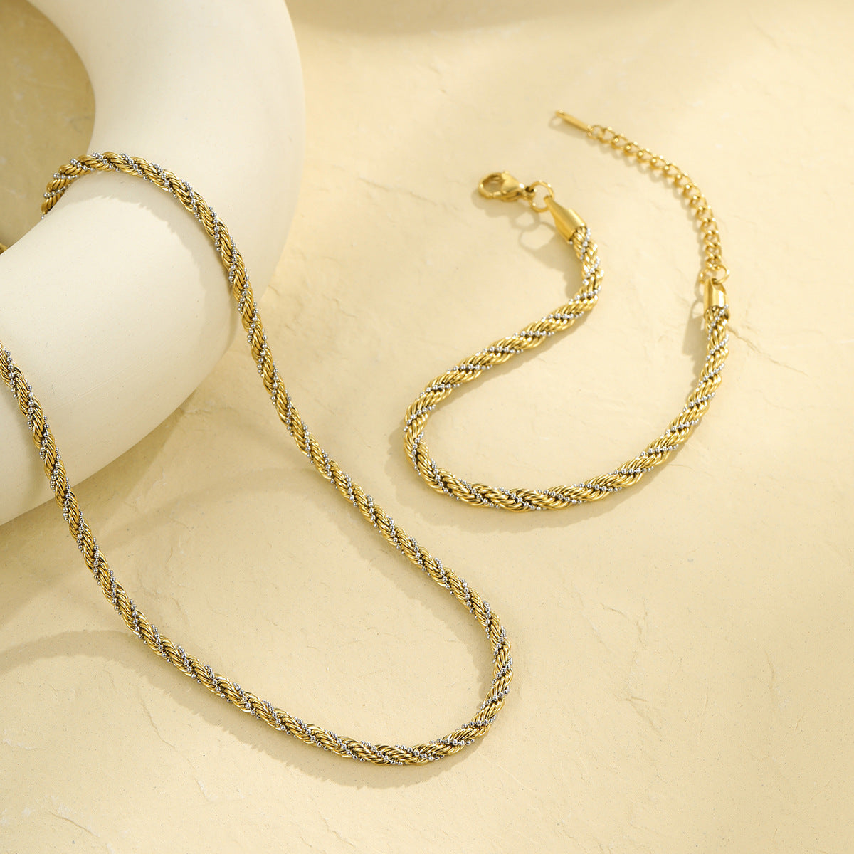 Set collana e bracciale da donna con geometria in acciaio inossidabile placcato oro 18 carati a fune intrecciata retrò alla moda